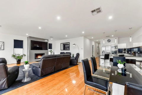 BENGALEE EXECUTIVE TOWNHOUSE MODERN & STYLISH - Accommodation Sunshine Coast 2