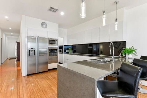 BENGALEE EXECUTIVE TOWNHOUSE MODERN & STYLISH - Accommodation Sunshine Coast 5