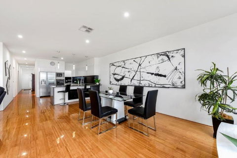 BENGALEE EXECUTIVE TOWNHOUSE MODERN & STYLISH - Accommodation Sunshine Coast 3