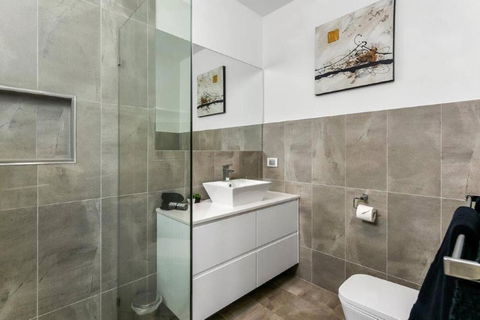 BENGALEE EXECUTIVE TOWNHOUSE MODERN & STYLISH - Accommodation Sunshine Coast 1