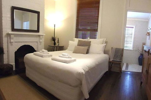 YSG The Edward Townhouse 157 Steps To Town - Accommodation Sunshine Coast 3