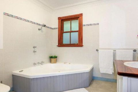 Treetops Elegant Inviting Designer Cedar Home - Accommodation Sunshine Coast 4