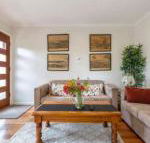 Spacious Bungalow5min walk to station5min to Box HillWiFiParking - Accommodation Sunshine Coast
