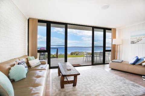 Azure Absolute Beachfront Pet Friendly - Accommodation Sunshine Coast 7