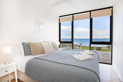 Azure Absolute Beachfront Pet Friendly - Accommodation Sunshine Coast 3