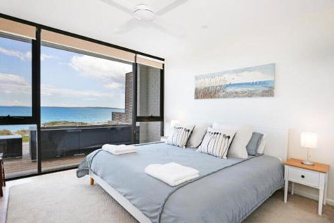 Azure Absolute Beachfront Pet Friendly - Accommodation Sunshine Coast 6