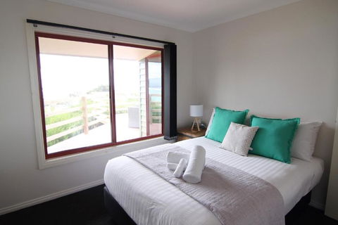 DOLPHIN LOOKOUT COTTAGE Amazing Views Of The Bay Of Fires - Accommodation Sunshine Coast 5