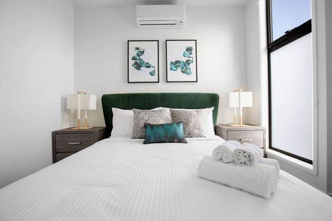 Taste Of Art! Stunning Townhouse Stayatmoonee Ponds - Accommodation Sunshine Coast 5