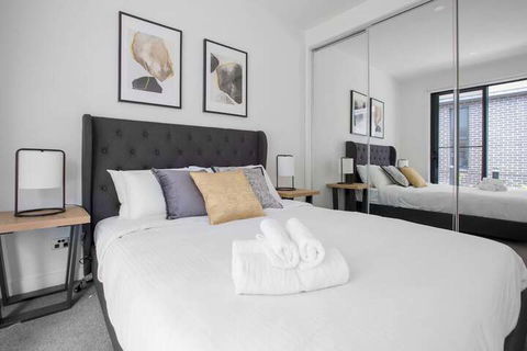 Taste Of Art! Stunning Townhouse Stayatmoonee Ponds - Accommodation Sunshine Coast 7