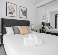 Taste of Art Stunning Townhouse Stayatmoonee Ponds - Accommodation Sunshine Coast