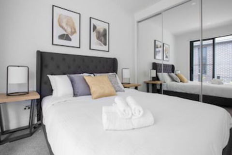 Taste Of Art! Stunning Townhouse Stayatmoonee Ponds - Accommodation Sunshine Coast 0