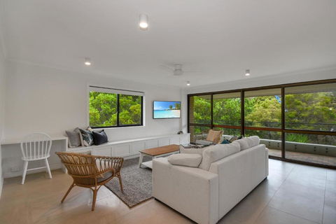 BEAUTIFULLY RENOVATED OCEANSIDE APARTMENT Lamer 9 - Accommodation Sunshine Coast 6