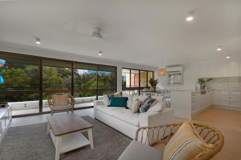 BEAUTIFULLY RENOVATED OCEANSIDE APARTMENT Lamer 9 - Accommodation Sunshine Coast 2