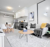 Stunning 2 Bed On Collins With Pool In Southern Cross - Accommodation Sunshine Coast