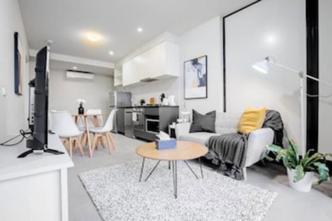 Stunning 2 Bed On Collins With Pool In Southern Cross - Accommodation Sunshine Coast 0