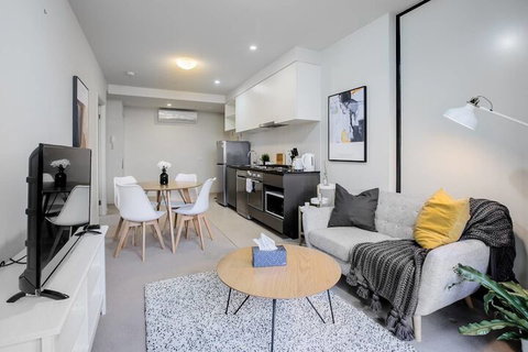 Stunning 2 Bed On Collins With Pool In Southern Cross - Accommodation Sunshine Coast 6