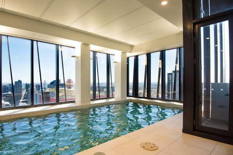 Stunning 2 Bed On Collins With Pool In Southern Cross - Accommodation Sunshine Coast 2