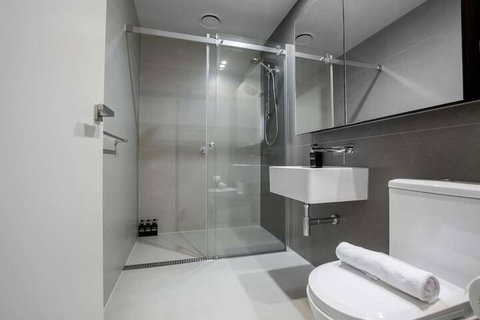 Stunning 2 Bed On Collins With Pool In Southern Cross - Accommodation Sunshine Coast 5