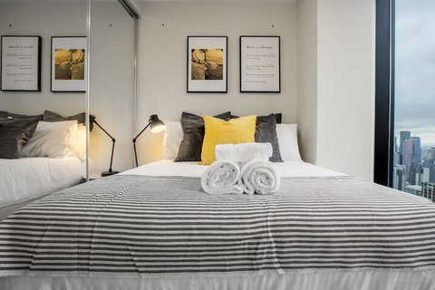 Stunning 2 Bed On Collins With Pool In Southern Cross - Accommodation Sunshine Coast 3