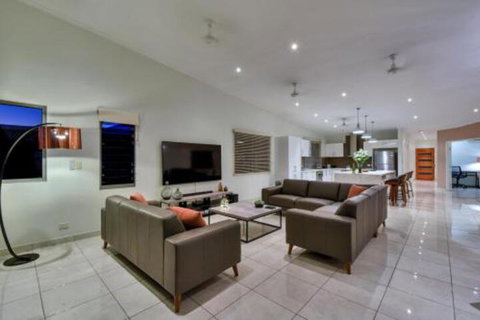 Luxury Darwin City Lights Jacuzzi Central Location Large House New Furnishings - Accommodation Sunshine Coast 5