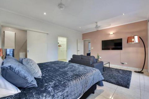 Luxury Darwin City Lights Jacuzzi Central Location Large House New Furnishings - Accommodation Sunshine Coast 2