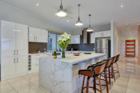 Luxury Darwin City Lights Jacuzzi Central Location Large House New Furnishings - Accommodation Sunshine Coast 3