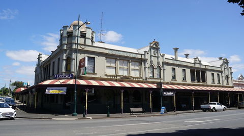 Madden's Commercial Hotel - Accommodation Sunshine Coast 1