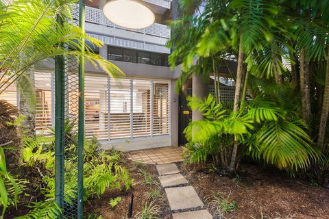 Luxury PoolSide Apartment In Beachfront - Accommodation Sunshine Coast 1