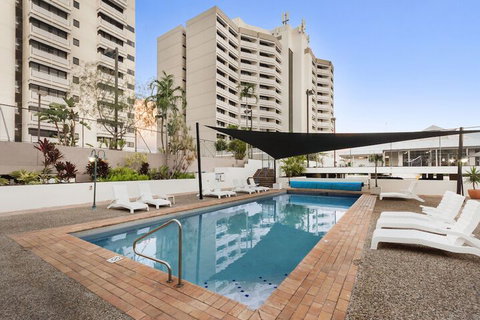 Luxury PoolSide Apartment In Beachfront - Accommodation Sunshine Coast 4