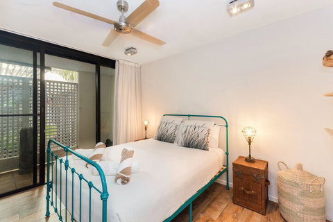 Luxury PoolSide Apartment In Beachfront - Accommodation Sunshine Coast 5