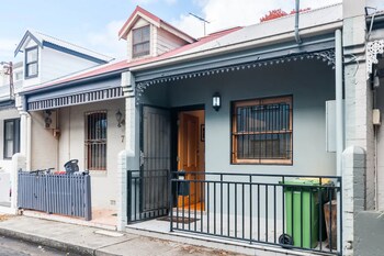 Quiet Terrace Townhouse On The City Fringe - Accommodation Sunshine Coast 3