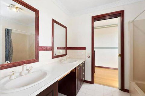 GUMS & ROSES Family Home In The Heart Of Town. - Accommodation Sunshine Coast 3