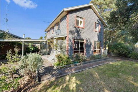 GUMS & ROSES Family Home In The Heart Of Town. - Accommodation Sunshine Coast 6