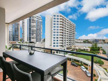 Modern 2 Bedroom River View Apartment In Docklands - Accommodation Sunshine Coast 6