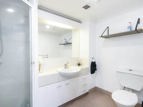 Modern 2 Bedroom River View Apartment In Docklands - Accommodation Sunshine Coast 4