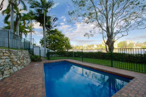 Modern Studio Apartment With Pool & Amazing Views - Accommodation Sunshine Coast 3