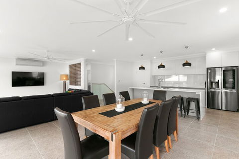 Tropical Beachside Oasis In Clifton Beach - Accommodation Sunshine Coast 5