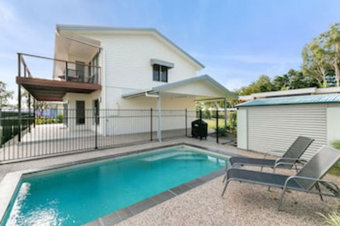 Tropical Beachside Oasis In Clifton Beach - Accommodation Sunshine Coast 0