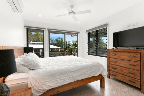 Tropical Beachside Oasis In Clifton Beach - Accommodation Sunshine Coast 2