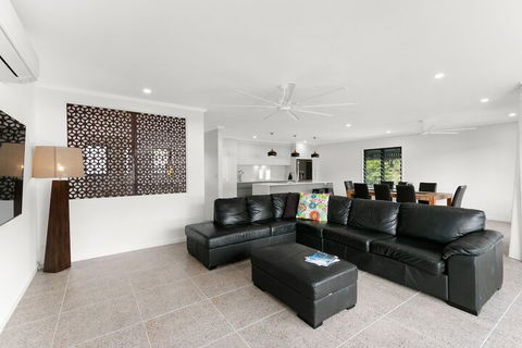 Tropical Beachside Oasis In Clifton Beach - Accommodation Sunshine Coast 6