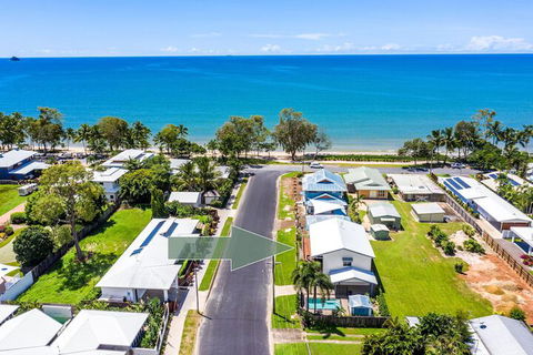 Tropical Beachside Oasis In Clifton Beach - Accommodation Sunshine Coast 1