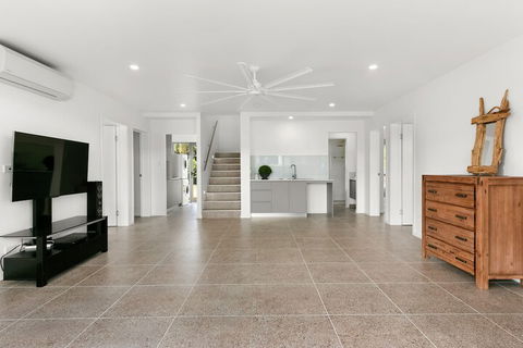 Tropical Beachside Oasis In Clifton Beach - Accommodation Sunshine Coast 3