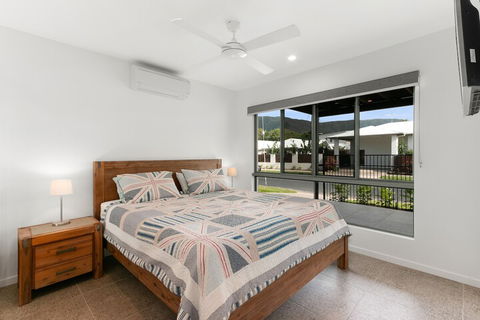 Tropical Beachside Oasis In Clifton Beach - Accommodation Sunshine Coast 4