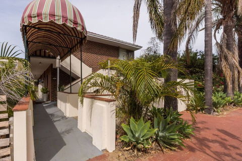B6 Cafes & Restaurants Close To UWA - Accommodation Sunshine Coast 1