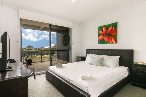 Large 3 Bedroom Apartment With River Views Near The Stadium - Accommodation Sunshine Coast 3