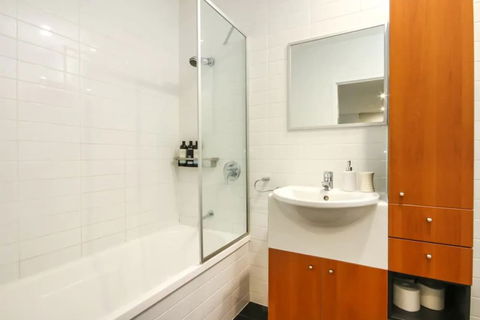 Large 3 Bedroom Apartment With River Views Near The Stadium - Accommodation Sunshine Coast 5