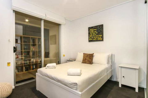 Large 3 Bedroom Apartment With River Views Near The Stadium - Accommodation Sunshine Coast 4