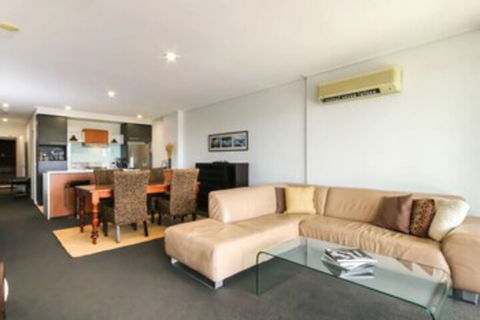 Large 3 Bedroom Apartment With River Views Near The Stadium - Accommodation Sunshine Coast 0