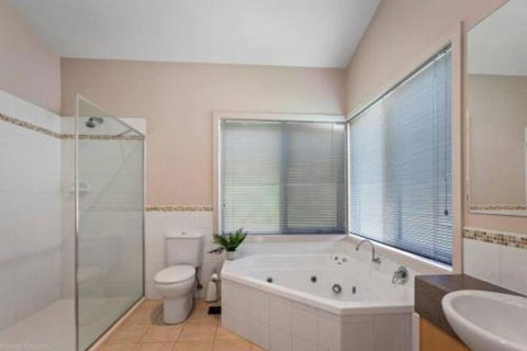 DRIFTWOOD VILLA Free Wifi Walk To Beach - Accommodation Sunshine Coast 3