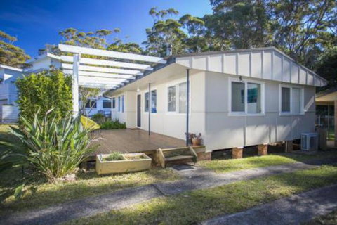 MOLLYMOOK BEACH COTTAGE - Accommodation Sunshine Coast 3
